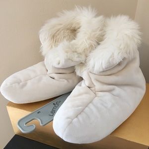 NWT Sz Small 6/7 Lemon Cream faux fur slippers